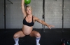 Беременная спортсменка поднимает штангу за 2 недели до родов