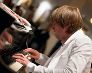 &quot;Музыка бывает неправильная, но ее любят&quot; - пианист Алексей Боголюбов сыграет сольник