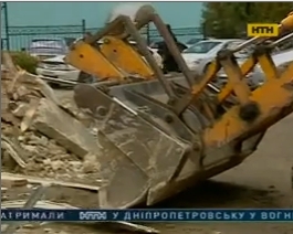 В столице за сутки разрушили старинный дом, люди говорят - незаконно