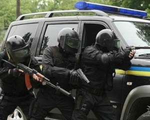 В Артемовске вооруженные милиционеры пытались отбить у прокуратуры участкового-взяточника - СМИ