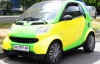 Возле разноцветного Smart фотографируются на пешеходных переходах