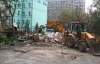 В центре Киева люди перекрыли улицу, чтобы помешать вывести остатки исторического здания