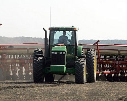 Экс-президент Ющенко научился управлять мини-трактором