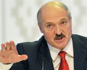 Лукашенко пригрозив білорусам девальвацією рубля, якщо ті купуватимуть долари