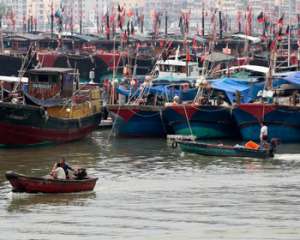 Біля берегів Китаю під час тайфуну пропали 74 рибалки