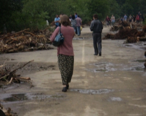 Близько півтисячі жителів Івано-Франківщини перекрили дорогу, вимагаючи її ремонту