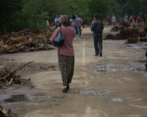 Около полутысячи жителей Ивано-Франковщины перекрыли дорогу, требуя ее ремонта