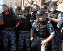  Під Київрадою масова бійка - &quot;Беркут&quot; відганяє людей сльозогінним газом