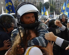 Из-под Киевсовета выносят избитых милиционеров