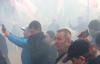 Оппозиция штурмует Киевсовет с помощью молодчиков с дымовыми шашками