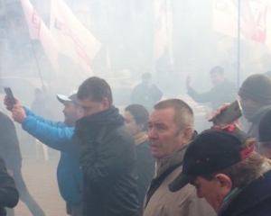 Оппозиция штурмует Киевсовет с помощью молодчиков с дымовыми шашками