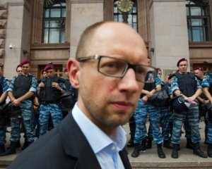 Яценюк с "компанией" поехали в милицию вытягивать людей