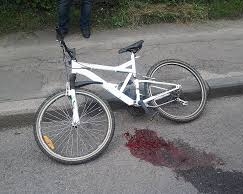 На Рівненщині суддя на позашляховику збив священика-велосипедиста