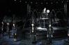 Прощальный подарок: Марк Джейкобс украсил последнюю коллекцию Louis Vuitton водой и перьями