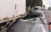 В Киеве "Шкода" смялась под грузовиком, водитель чудом выжил