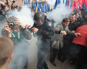 Милиция признала, что пускала слезоточивый газ под Киевсоветом
