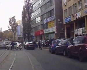 Разборки на Подоле среди бела дня: две машины заблокировали третью, началась стрельба