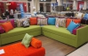 Кожаные диваны уступили место диванам с цветными подушками