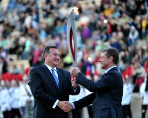 Вогонь зимових Олімпійських ігор-2014 передано до рук росіян