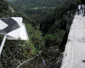 В Перу автобус рухнул в ущелье с 80-метровой высоты, 15 погибших