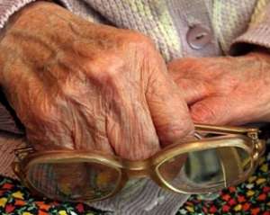 На Харківщині 75-річний пенсіонер поясом задушив прикуту до ліжка дружину