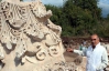 Статую человека с головой быка и обломок колонны раскопали в Турции