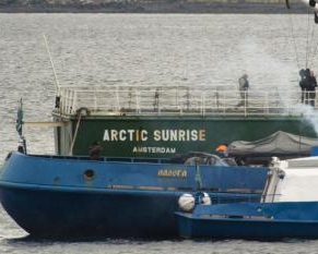 Россияне разворовывают личные вещи гринписовцев с судна Arctic Sunrise - защитники