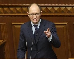 Яценюк говорит, что из-за Азарова Украина теперь в долгах на 70 млрд долларов
