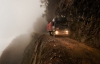 Смелые дальнобойщики осилили "Дорогу смерти" в Боливии 