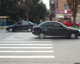 Под Мариуполем иномарка врезалась в толпу людей, которые шли по зебре: погибли 2 юноши