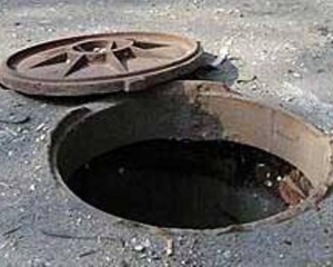 У Львові 2-річну дитину в каналізації шукають вже третю годину