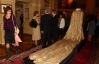 Золоті сукні, розкішне пір'я та східна бірюза - у Києві представили костюми Римської опери