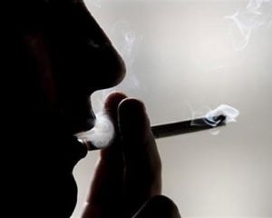 Нардепи хочуть заборонити продавати алкоголь і цигарки навіть двадцятирічним
