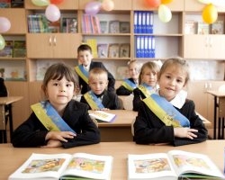 Міносвіти поступово виживає з української школи патріотичну складову - експерт