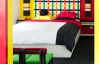 Калейдоскоп красок и лакированная кожа - игривая квартира -дуплекс в Нью-Йорке