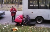 В Киеве с маршрутки на ходу выпала 57-летняя женщина