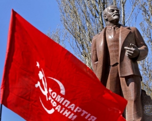 Біля пам&#039;ятника Леніну комуністи спалили червоно-чорний прапор УПА