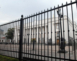 Забор возле Верховной Рады возвели рабочие партийца Литвина