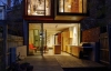 Клен в гостинной и сложные  дизайнерские решения - дом шириной 4,5 метра в Австралии