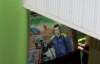 Януковичу подарували картину, на якій він - гонщик
