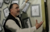 На відкритті виставки карикатур Юрія Журавля гості одягали бахіли