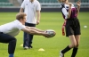 Принц Гарри показал свою отчаянную игру в регби английским школьникам
