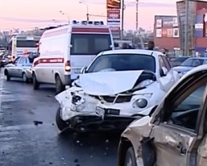 На севере Москвы из-за гололеда столкнулись около 30 автомобилей