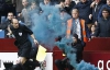 В Англии болельщики бросили дымовой гранатой в ассистента арбитра