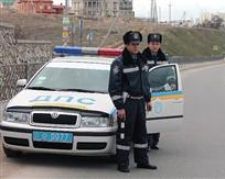 В Ужгороде пьяная женщина обматерила гаишников и пробила ножом колесо их машины