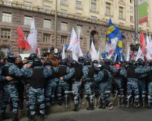 Под Киевсоветом сотни милиционеров и новые заборы: внутри курит &quot;Беркут&quot;
