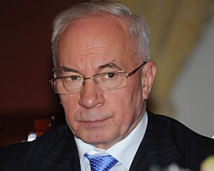 Азаров "наехал" на банки за дорогие кредиты