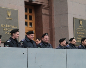 Герега закрыла сессию Киевсовета: милиция разбирает железный забор