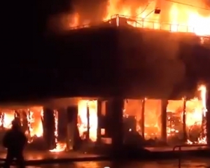 В ночном пожаре в Симферополе дотла сгорел торговый центр и крыша телекомпании