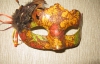 Изысканные венецианские маски дома делают из папье-маше